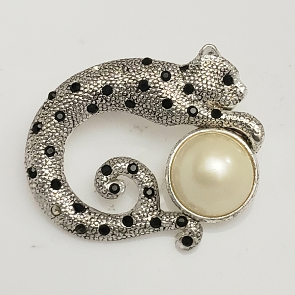 Silver with Black Rhinestones Jaguar with Pearl *Flawed* - Picture 3 of 4
